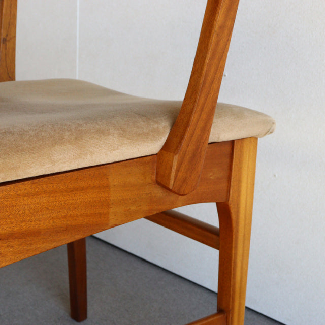 Ｏ様専用　いす。　beige。　ヴィンテージアーム付きダイニングチェア　チーク材　商品番号24023b