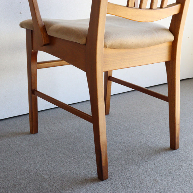 Ｏ様専用　いす。　beige。　ヴィンテージアーム付きダイニングチェア　チーク材　商品番号24023b