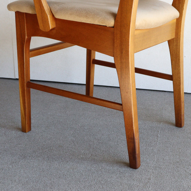 Ｏ様専用　いす。　beige。　ヴィンテージアーム付きダイニングチェア　チーク材　商品番号24023b
