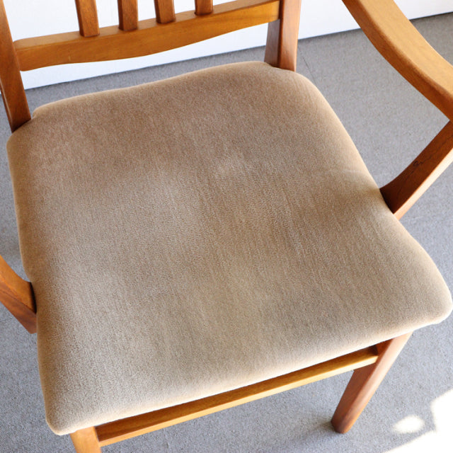 Ｏ様専用　いす。　beige。　ヴィンテージアーム付きダイニングチェア　チーク材　商品番号24023b