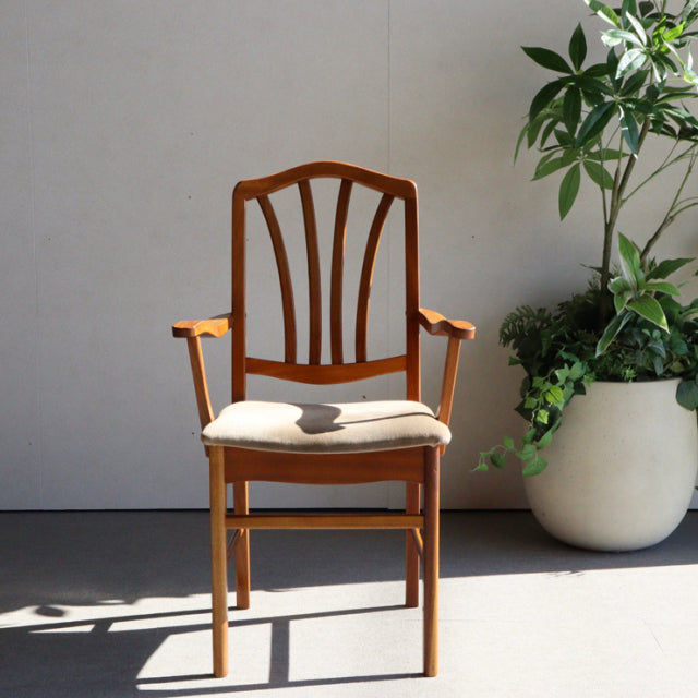 Ｏ様専用　いす。　beige。　ヴィンテージアーム付きダイニングチェア　チーク材　商品番号24023b
