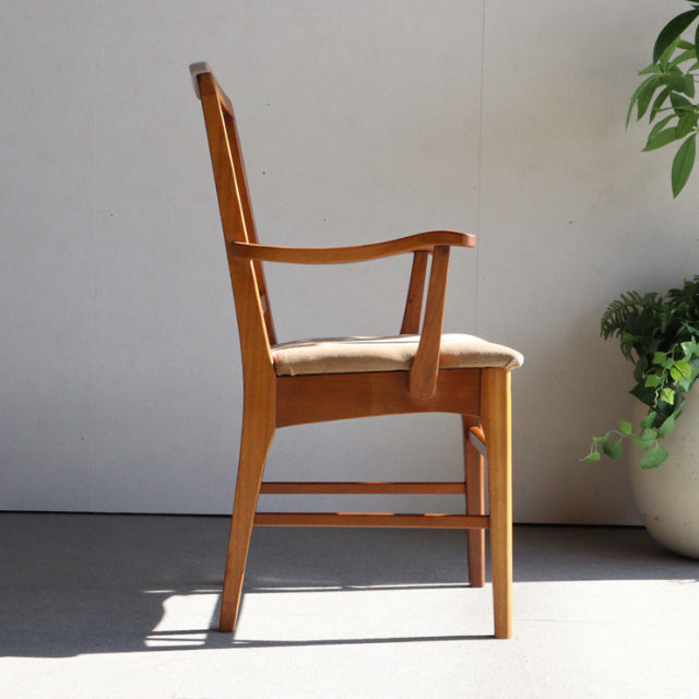 Ｏ様専用　いす。　beige。　ヴィンテージアーム付きダイニングチェア　チーク材　商品番号24023b
