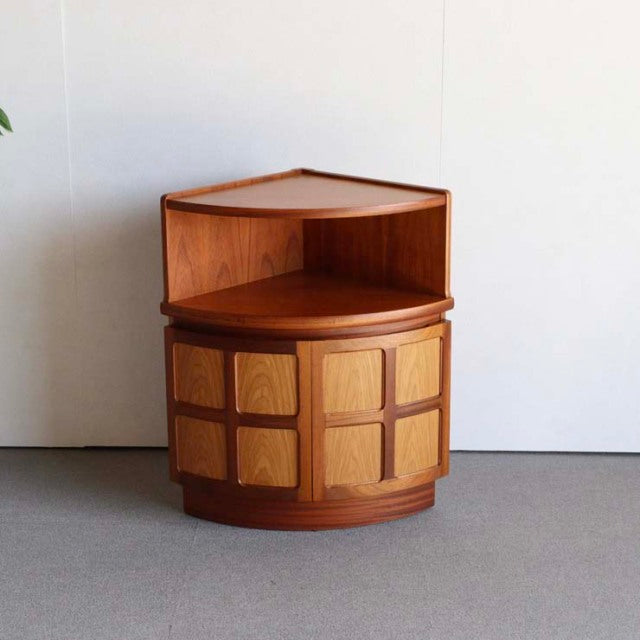 末端の美。ネイサンのコーナーキャビネット。　商品番号24170