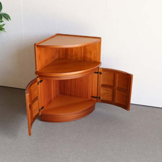 末端の美。ネイサンのコーナーキャビネット。　商品番号24170