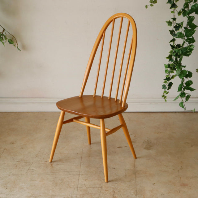 Vintage British Ercol Quaker dining chair in teak with curved spindle back and tapered legs, mid-century Denmark style.
