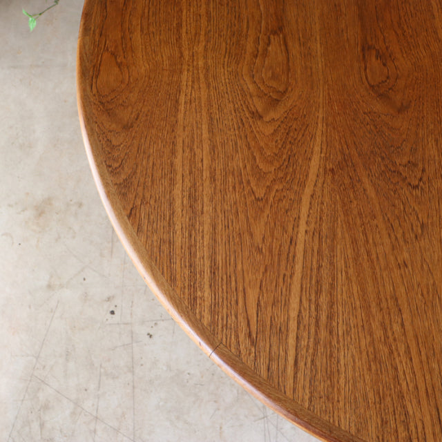 Oval vintage teak dining table with smooth wood grain, British mid-century design by G-Plan.
