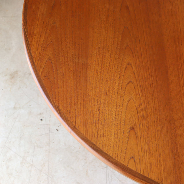 Round vintage teak dining table top with smooth grain and a warm mid-century British design by G-PLAN, Denmark influence.
