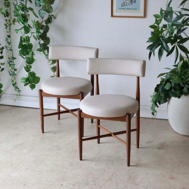 Pair of vintage G-plan mid-century teak dining chairs with cream upholstered seats and angled legs, British design with.