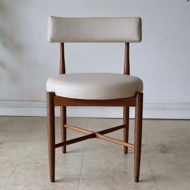 Set of two British mid-century G-Plan vintage teak dining chairs with beige cushioned seats and backs, tapered legs, and.