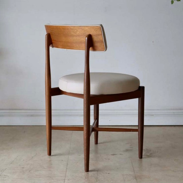 Pair of vintage G-Plan mid-century teak dining chairs with curved wood backrests and white upholstered seats, British design .