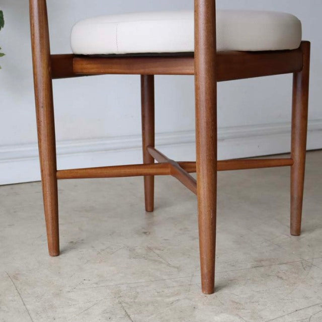 Pair of vintage G-Plan mid-century teak dining chairs with tapered legs and cream upholstered seats, British design with.
