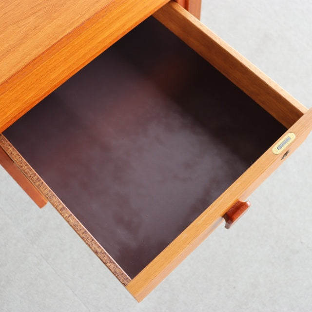 【山積みの書類から、お目当ての書類を抜き出せる能力はどこに。。】ドミノ・モブラー製　チーク材ヴィンテージデスク　商品番号26110
