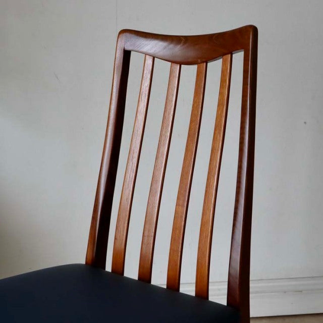 Mid-century British G-PLAN Fresco dining chair with teak slatted back and navy upholstered seat.