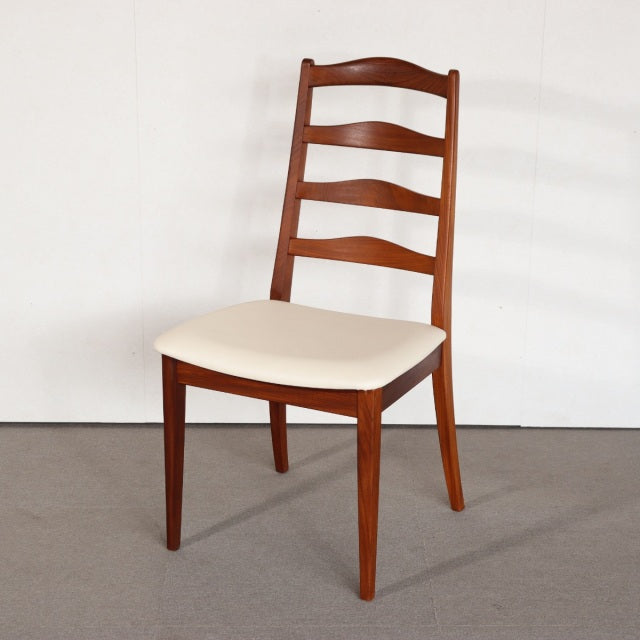 Vintage mid-century British G-PLAN dining chair in teak with ladder back and cream cushioned seat.