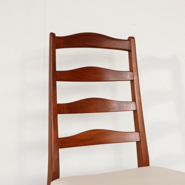 Vintage G-PLAN teak dining chair with curved horizontal slats and tapered legs, British mid-century design.