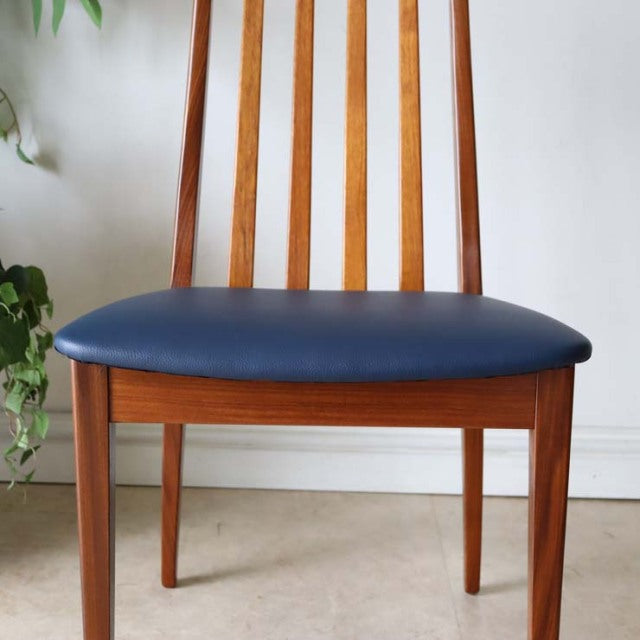 Vintage British mid-century G-Plan Fresco dining chair in teak with dark navy leather seat and slender vertical slat backrest.