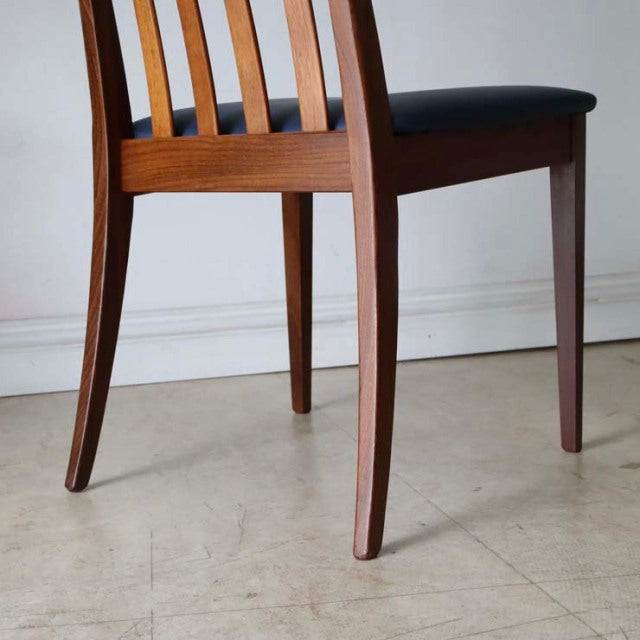 Set of four vintage British G-PLAN Fresco dining chairs in mid-century teak with dark blue upholstered seats and elegant.