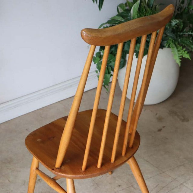 Vintage British Ercol Goldsmith dining chair in teak with curved backrest and slender vertical spindles, mid-century design.