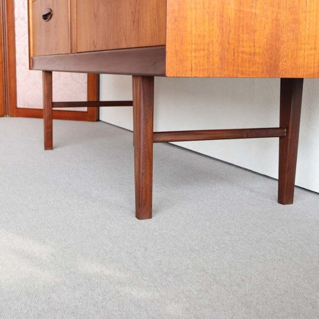 端正な顔立ち。　HOMEWORTHY製チーク材のヴィンテージ小さめサイドボード　商品番号24035
