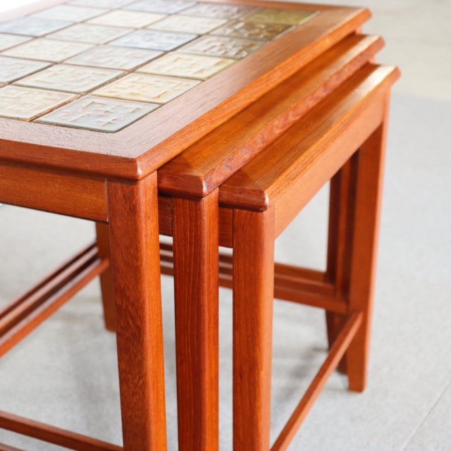 【チャラチャラしていると見せかけて、実はまじめなやつ】　デンマーク製　ヴィンテージタイルトップネストテーブル　チーク材　商品番号29073