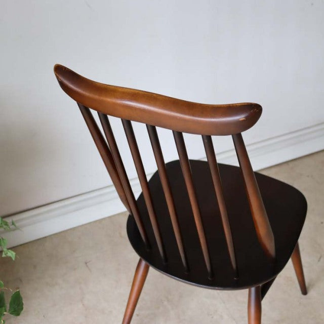 Mid-century British vintage Ercol Goldsmith dining chair in teak with curved backrest and spindle legs.