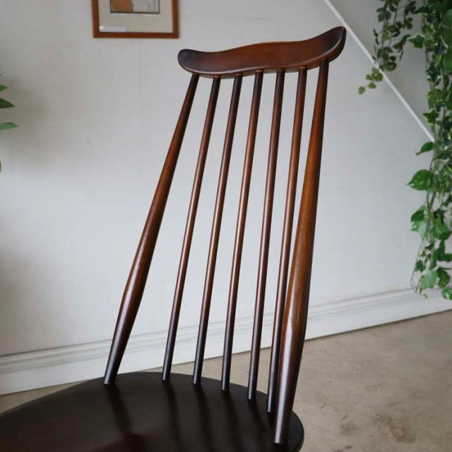 Mid-century British vintage ERCOL dining chair in teak with curved spindle backrest and tapered legs.