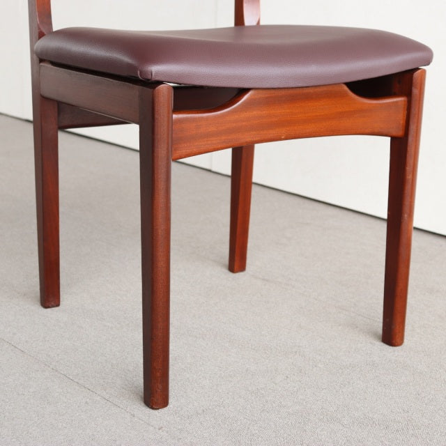 Vintage YOUNGER dining chair in teak with smooth wood grain, mid-century British-Denmark design, curved legs, and brown.