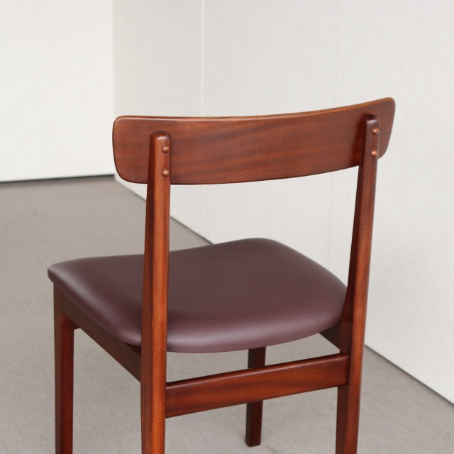 Vintage mid-century YOUNGER dining chair in teak with curved backrest and dark leather seat.