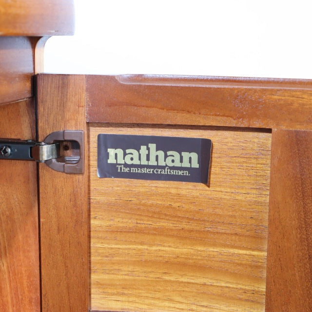 【リーサル・ウェポン】　ネイサンNATHAN製コーナーキャビネット　チーク材　商品番号27027b