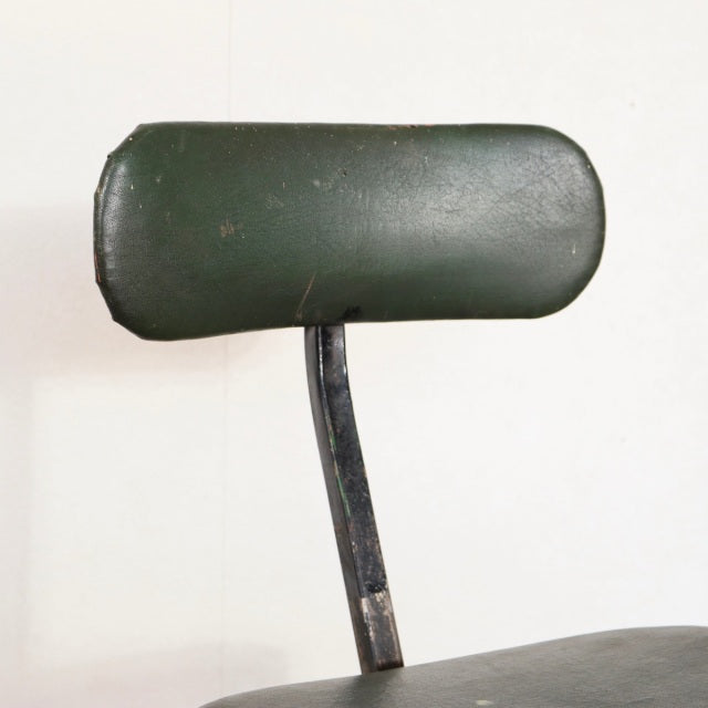 いす。　100年前の鉄。　1930s Tan sad machinists/factory chair　ItemCode-24164 | 送料込