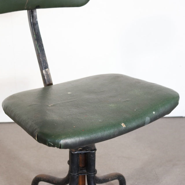 いす。　100年前の鉄。　1930s Tan sad machinists/factory chair　ItemCode-24164 | 送料込