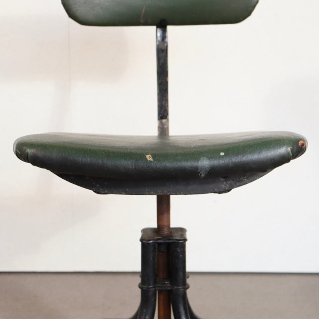 いす。　100年前の鉄。　1930s Tan sad machinists/factory chair　ItemCode-24164 | 送料込