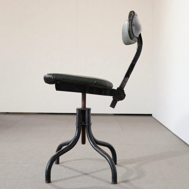 いす。　100年前の鉄。　1930s Tan sad machinists/factory chair　ItemCode-24164 | 送料込