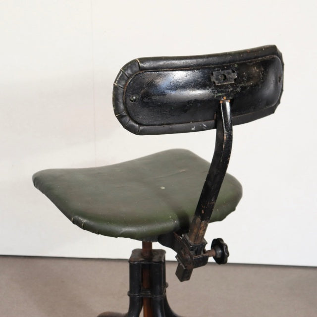 いす。　100年前の鉄。　1930s Tan sad machinists/factory chair　ItemCode-24164 | 送料込