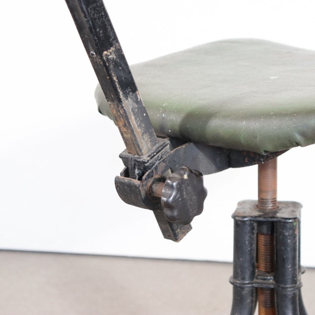 いす。　100年前の鉄。　1930s Tan sad machinists/factory chair　ItemCode-24164 | 送料込