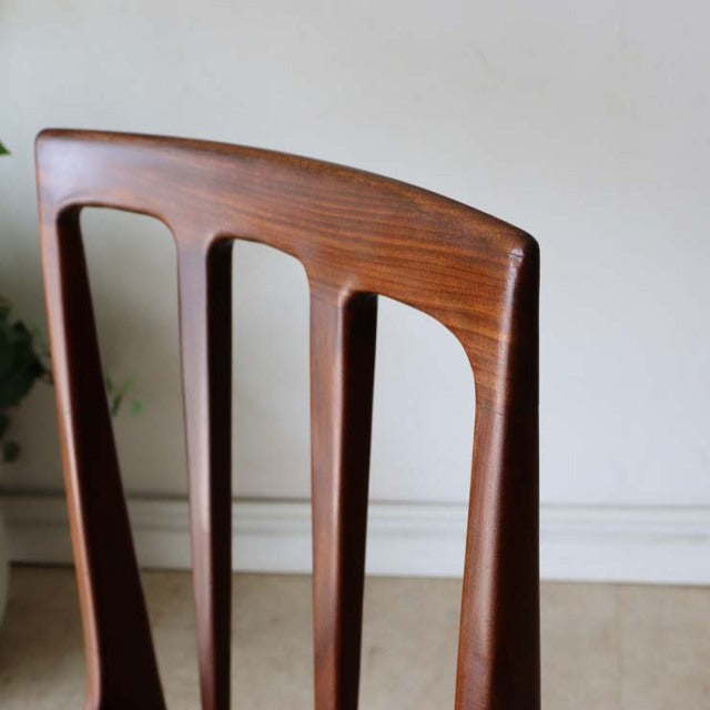 Mid-century British dining chair by A.Younger Ltd in teak with smooth wood grain and curved slatted backrest.