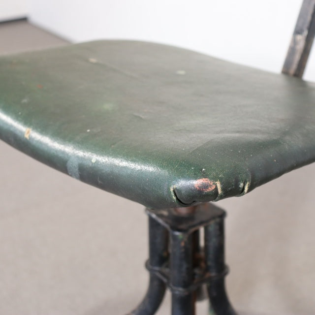 いす。　100年前の鉄。　1930s Tan sad machinists/factory chair　ItemCode-24164 | 送料込
