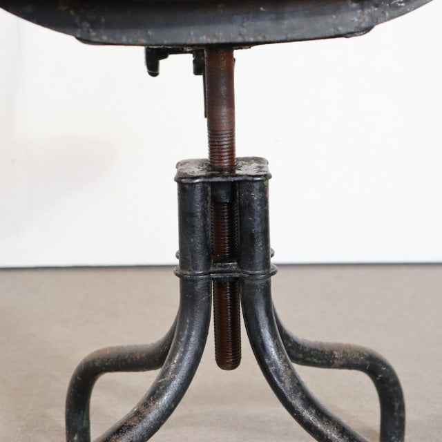 いす。　100年前の鉄。　1930s Tan sad machinists/factory chair　ItemCode-24164 | 送料込