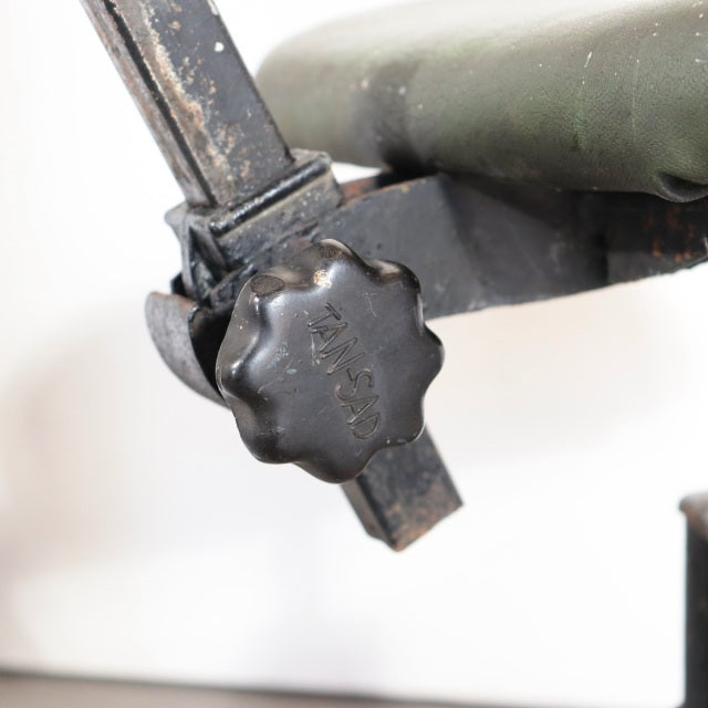 いす。　100年前の鉄。　1930s Tan sad machinists/factory chair　ItemCode-24164 | 送料込