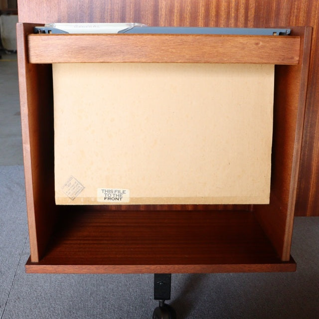 珍品。だけど意外と使いやすいかも。　コンパクトで施錠可能なヴィンテージデスク　商品番号24005
