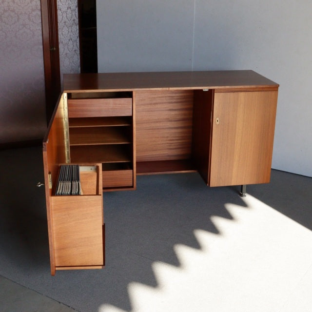 珍品。だけど意外と使いやすいかも。　コンパクトで施錠可能なヴィンテージデスク　商品番号24005