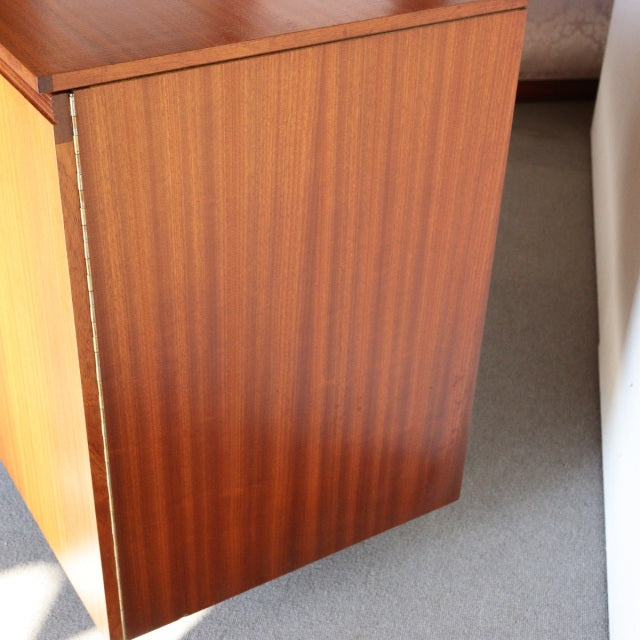 珍品。だけど意外と使いやすいかも。　コンパクトで施錠可能なヴィンテージデスク　商品番号24005