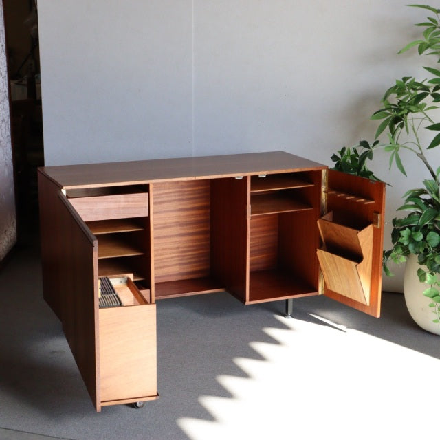 珍品。だけど意外と使いやすいかも。　コンパクトで施錠可能なヴィンテージデスク　商品番号24005