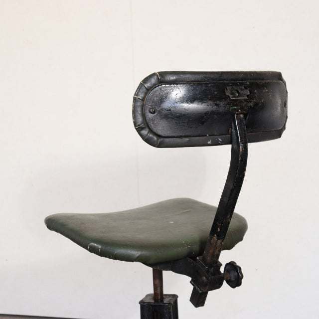 いす。　100年前の鉄。　1930s Tan sad machinists/factory chair　ItemCode-24164 | 送料込
