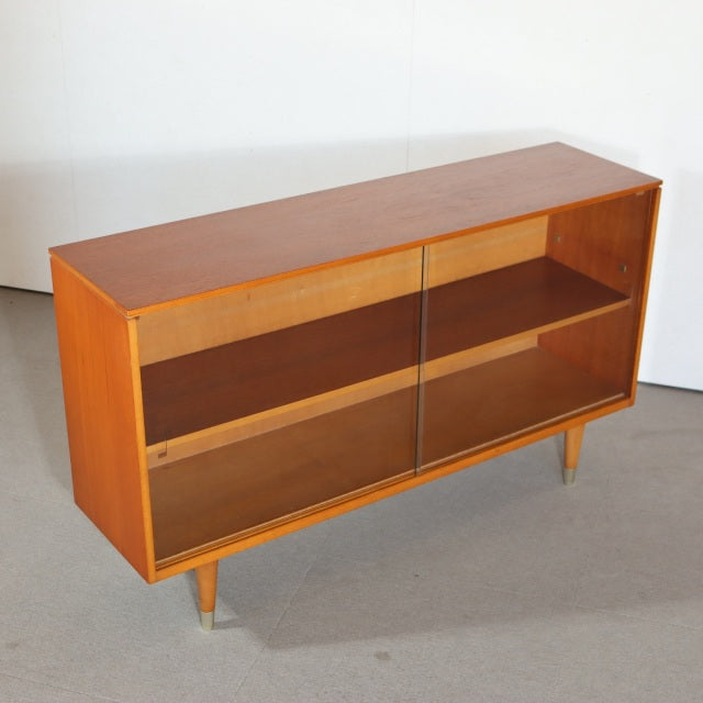 英国製ガラスブックケース。木の温もりを感じるチーク材の北欧ヴィンテージ。品のある佇まいが空間を包む。