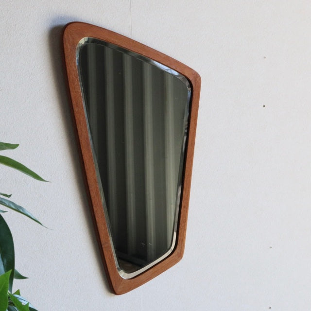 鏡。Asymmetric。　デンマーク製のチークミラー　商品番号24076