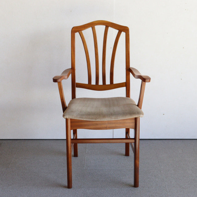 Ｏ様専用　いす。　beige。　ヴィンテージアーム付きダイニングチェア　チーク材　商品番号24023a