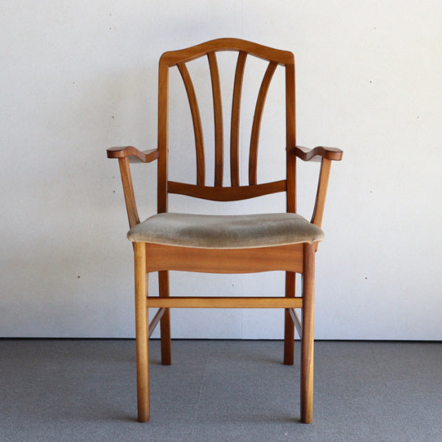 Ｏ様専用　いす。　beige。　ヴィンテージアーム付きダイニングチェア　チーク材　商品番号24023b