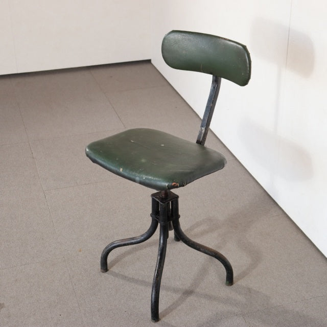 いす。　100年前の鉄。　1930s Tan sad machinists/factory chair　ItemCode-24164 | 送料込