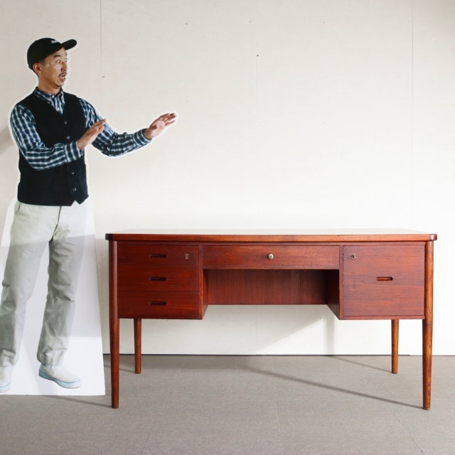デンマーク製デスク。落ち着いた質感が印象的なヴィンテージ家具。上品な佇まいが際立つ。
